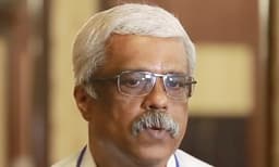 ശിവശങ്കറിനെ കസ്റ്റഡിയില്‍ വിട്ട് ഇഡി; സര്‍ക്കാരിനെതിരെ കരുക്കള്‍ നീക്കി  പ്രതിപക്ഷം

