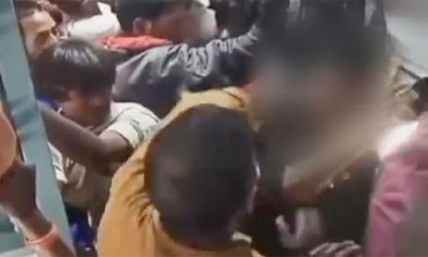 തമിഴനോ ഹിന്ദിക്കാരനോ: ട്രെയിനുള്ളില്‍ കുടിയേറ്റ തൊഴിലാളിക്ക് സഹയാത്രികന്റെ ക്രൂരമര്‍ദ്ദനം