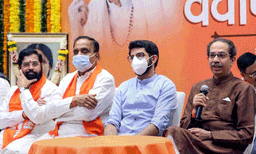 കൂറുമാറിയ 40 എം.എല്‍.എമാര്‍ക്ക് 50 കോടി രൂപ നല്‍കിയെന്ന് ആക്ഷേപം; ശിവസേനയുടെ പേരും അമ്പും വില്ലും ചിഹ്നവും കിട്ടാന്‍ 2000 കോടിയുടെ ഇടപാട് നടന്നെന്ന് ആരോപണം