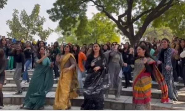 കമോണ്‍ എവരിബഡി. ലെറ്റ്‌സ് ഡാന്‍സ്. ഫ്‌ളാഷ് മോബില്‍ ചുവട് വെച്ച് അദ്ധ്യാപികമാര്‍

