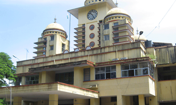 മുഖ്യമന്ത്രിയുടെ ദുരിതാശ്വാസ ഫണ്ടില്‍ വ്യാപകതട്ടിപ്പ് ; കളക്‌ട്രേറ്റുകള്‍ കേന്ദ്രീകരിച്ച് ഏജന്റ് - ഉദ്യോഗസ്ഥ കൂട്ടുകെട്ട്; സര്‍ട്ടിഫിക്കറ്റുകളുടെ ആധികാരികത പരിശോധിക്കും