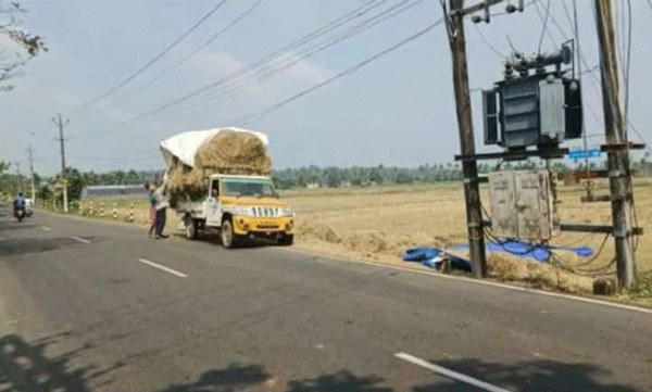 അന്നം വിളയിക്കുന്ന കര്‍ഷകരോട് എന്തിനീ ക്രൂരത ? കൊയ്തുമെതിച്ച നെല്ലില്‍ കക്കൂസ്മാലിന്യം തളളി ;  സൂക്ഷിച്ചിരുന്നത് രണ്ട് ഏക്കറിലെ വിളവ്