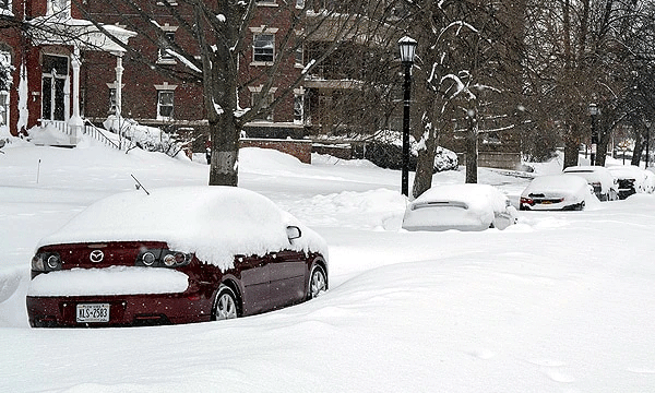 അമേരിക്കയില്‍ കനത്തമഞ്ഞും ഹിമക്കാറ്റും ; ആയിരക്കണക്കിന് വിമാനങ്ങള്‍ യാത്ര റദ്ദാക്കി ; 9 ലക്ഷം വീടുകളെ ബാധിച്ചു