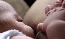 കോവിഡ് ബാധിച്ച അമ്മമാർക്കുണ്ടായ കുട്ടികളിൽ 54% പേർക്കും ആദ്യനാളുകളിൽ മുലപ്പാൽ ലഭിച്ചിട്ടില്ല : പഠനം