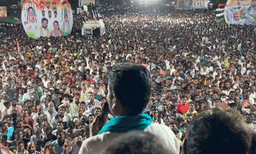 തെലുങ്കാനയില്‍ റാലിക്കിടെ കോണ്‍ഗ്രസ് തലവന് നേരെ ചീമുട്ടയേറ് ; പേടിച്ചിട്ട് ബിആര്‍എസ് കല്ലേറ് നടത്തുകയാണെന്ന് കോണ്‍ഗ്രസ്