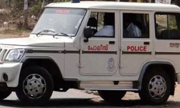 കണ്ണൂര്‍ ജയിലിലേക്ക് 120 പാക്കറ്റ് കഞ്ചാവ് ബീഡി എറിഞ്ഞു കൊടുത്തു ; യുവാക്കളെ കയ്യോടെ പൊക്കി