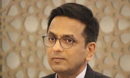 കോടതി മുറിയില്‍ അഭിഭാഷകനോട് പൊട്ടിത്തെറിച്ച് ചീഫ് ജസ്റ്റിസ്: ഇറങ്ങിപ്പോകാനും ശാസന