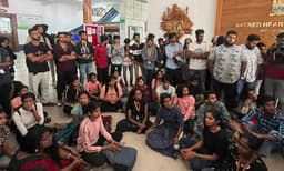 ഹോസ്‌റ്റലിൽ ഒരുമിനിറ്റ് വൈകിയതിന്‌ പുറത്തുനിർത്തിയ വിദ്യാർഥിനിയെ തെരുവുനായ കടിച്ചു; വാര്‍ഡനെ സസ്പെന്‍ഡ് ചെയ്തു