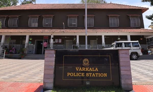 ലൈംഗിക പരാതി പറയാനെത്തിയ വനിതയെ കേള്‍ക്കാതെ പോലീസ ഇറക്കിവിട്ടു