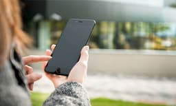 വാട്‌സാപ്പ് വീഡിയോകോളിലൂടെ നഗ്നദൃശ്യങ്ങള്‍ പകര്‍ത്തി 33 ലക്ഷം രൂപ യുവതി തട്ടിയെടുത്തു