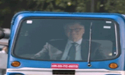  ഇന്ത്യൻ തെരുവിൽ മഹീന്ദ്രയുടെ പുകയും ശബ്ദവുമില്ലാത്ത ഇലക്ട്രിക് ഓട്ടോ ഓടിച്ച് ബിൽ ഗേറ്റ്സ്