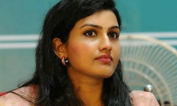 ബ്രഹ്മപുരം മാലിന്യപ്ലാന്റ് വിഷയത്തില്‍ നേരിട്ടുഹാജരായി രേണുരാജ് ; വയനാട്ടിലേക്ക് സ്ഥലം മാറ്റ തീരുമാനത്തിന് തൊട്ടുപിന്നാലെ