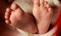 ആശുപത്രിയില്‍ പോകാതെ യുവതി വീട്ടില്‍ പ്രസവിച്ച സംഭവം ; സഹോദരിയുമായി ബന്ധപ്പെട്ട് ഉണ്ടായ പ്രശ്‌നങ്ങളുടെ പേടികൊണ്ടെന്ന് സൂചന