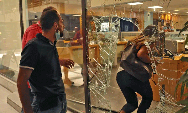 ലബനനില്‍ ബാങ്ക്‌റോബറി പതിവ് കാഴ്ച ; പക്ഷേ ആള്‍ക്കാര്‍ കൊള്ളയടിക്കുന്നത് ബാങ്കില്‍ നിക്ഷേപിച്ച സ്വന്തം പണം...!!