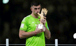 കാന്‍സര്‍ രോഗികളായ കുട്ടികള്‍ക്ക് എമിലിയാനോയുടെ കൈത്താങ്ങ് ;ലോകകപ്പിലെ ഗ്ലൗ ലേലത്തില്‍ വിറ്റത് വന്‍ തുകയ്ക്ക്