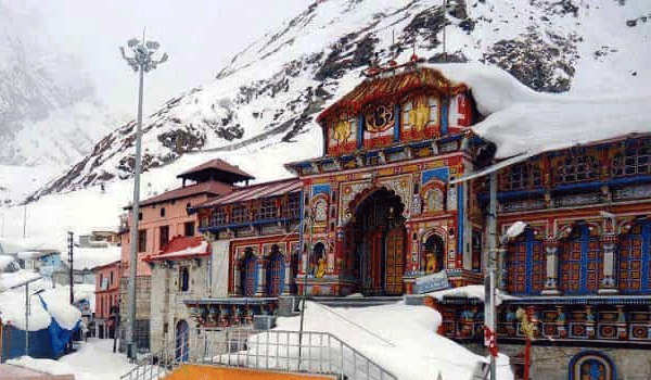 മഞ്ഞുവീഴ്ച കനത്തു, ഭക്ഷണം തേടി വീടുകളില്‍ കയറിയിറങ്ങി കരടികള്‍; ആള്‍ക്കാര്‍ ഒഴിഞ്ഞുപോയ ബദരീനാഥിലെ ജനങ്ങള്‍ക്ക് പുതിയ ഭീഷണി 