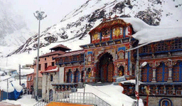 മഞ്ഞുവീഴ്ച കനത്തു, ഭക്ഷണം തേടി വീടുകളില്‍ കയറിയിറങ്ങി കരടികള്‍; ആള്‍ക്കാര്‍ ഒഴിഞ്ഞുപോയ ബദരീനാഥിലെ ജനങ്ങള്‍ക്ക് പുതിയ ഭീഷണി 