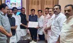 ബ്രഹ്മപുരത്തേക്ക് വിദഗ്ധ സംഘത്തെ അയക്കണം: ആരോഗ്യമന്ത്രിക്ക് കേരള എംപിമാരുടെ നിവേദനം
