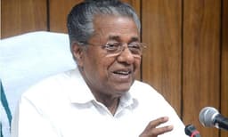 ബ്രഹ്മപുരം തീപിടുത്തം: വിദഗ്‌ധോപദേശം സ്വീകരിക്കും, ഫയർഫോഴ്സിന് അഭിനന്ദനം: മുഖ്യമന്ത്രി