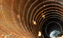 2000 ലിറ്ററിന് 1000 രൂപ കൊടുക്കണം ; തുണിയലക്കാന്‍ 7 കിലോമീറ്റര്‍ ഓട്ടോയില്‍ പോകണം ; ഏഴു സ്ത്രീകള്‍ ചേര്‍ന്നങ്ങ് കിണര്‍കുത്തി