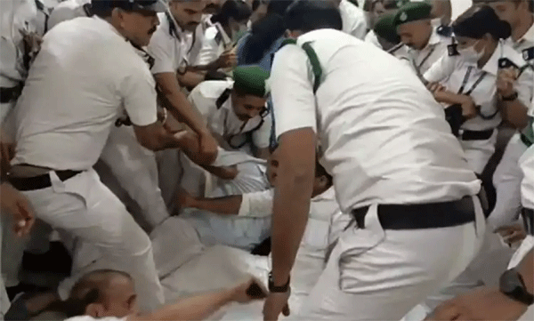 നിയമസഭയിലെ സംഘർഷം: അഞ്ച് പ്രതിപക്ഷ എംഎൽഎമാർ പരാതി നൽകി; കക്ഷിനേതാക്കളുടെ യോഗം വിളിച്ച് സ്പീക്കർ