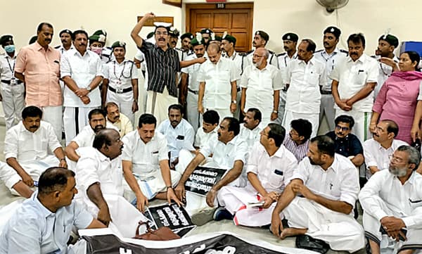 കള്ളക്കേസെടുത്ത് തളര്‍ത്താനാകില്ല; സര്‍ക്കാരിനെതിരെ പോരാട്ടം തുടരുമെന്ന് പ്രതിപക്ഷ എംഎൽഎമാർ