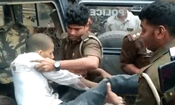 മാപ്പു പറയുന്ന പ്ലക്കാര്‍ഡുമായി ബൈക്ക്‌മോഷ്ടാവ് കീഴടങ്ങി; യോഗി ആദിത്യനാഥിന് കീഴില്‍ 10,000 പോലീസ് എന്‍കൗണ്ടറുകള്‍ ; 178 കൊടും ക്രിമിനലുകള്‍ കൊല്ലപ്പെട്ടു