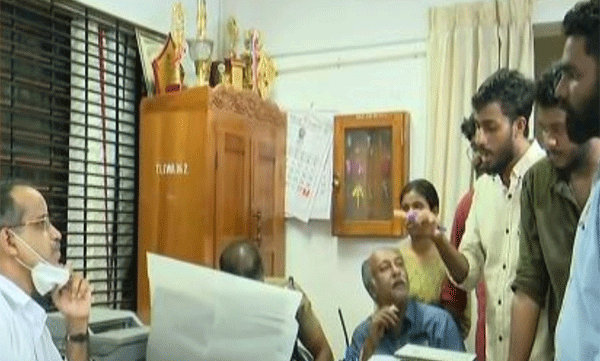 ലോ കോളേജ് സംഘര്‍ഷം: എസ്എഫ്ഐ പ്രവര്‍ത്തകരുടെ  സസ്പെൻഷൻ പിൻവലിക്കേണ്ടെന്ന് പിടിഎ യോഗതീരുമാനം 