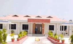 പിക്‌നിക്കിനും പ്രീ വെഡ്ഡിംഗ് ഫോട്ടോഷൂട്ടിനും വേദിയായി ഒരു ശ്മശാനം