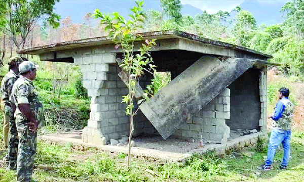 അരിക്കൊമ്പനെ അകത്താക്കാന്‍ ഡമ്മി റേഷന്‍കട ; അരിയും സാധനങ്ങളും സൂക്ഷിക്കും ; അടുപ്പ് വെച്ച് ഭക്ഷണം പാകം ചെയ്യും, ആള്‍ താമസം ഉണ്ടെന്നു തോന്നിപ്പിക്കും  