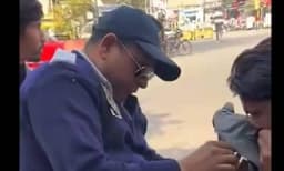 നന്മ നിറഞ്ഞവന്‍ പ്രേം സിങ്; പട്ടത്തിന്റെ നൂല്‍ കഴുത്തില്‍ കുടുങ്ങിയ പ്രാവിനെ രക്ഷിച്ച പോലീസുകാരന്‍ 
