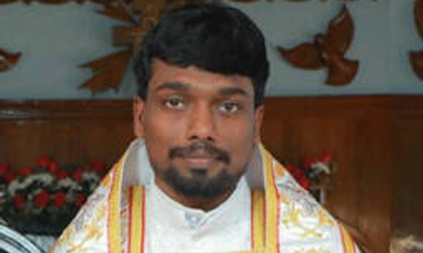  18 കാരിയുമായി അശ്ളീല സംഭാഷണവും വീഡിയോയും ;  അറസ്റ്റിലായ വൈദികന്റെ ലാപ്ടോപ്പില്‍ കണ്ടെത്തിയത് 80 സ്ത്രീകളുടെ അശ്ളീല ദൃശ്യങ്ങള്‍