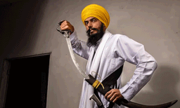 നാടടച്ചു തെരച്ചില്‍ നടത്തുമ്പോള്‍ വേഷം മാറി കാറുകള്‍ മാറിക്കേറിയും ബൈക്കിലുമായി രക്ഷപ്പെട്ടു ; അമൃത്പാല്‍ സിങ് പോലീസിനെ കബളിപ്പിക്കുന്ന സിസിടിവി ദൃശ്യങ്ങള്‍ പുറത്ത്