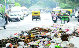 ആരുമില്ലാത്ത പൊതുസ്ഥലത്ത് മാലിന്യം തള്ളി മുങ്ങാമെന്ന് ഇനി കരുതേണ്ട ; വഴിയില്‍ രാപ്പകല്‍ മിന്നല്‍പരിശോധനകളുമായി സ്‌ക്വാഡ് എത്തും ക്ലിപ്പിടും അപ്പോള്‍ തന്നെ പിഴ അടപ്പിക്കും...! 