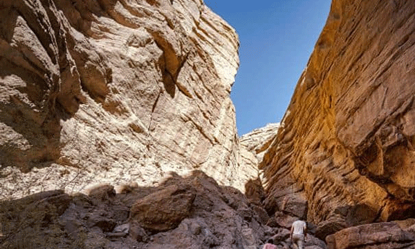 7,000 വര്‍ഷം പഴക്കമുള്ള  മരുഭൂമി സ്മാരകത്തിനുള്ളില്‍ മനുഷ്യനെ അടക്കം ചെയ്തതിന്റെ തെളിവുകള്‍ പുറത്ത് 