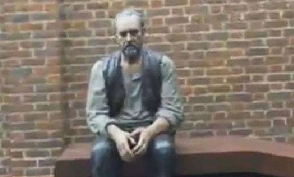 റെയില്‍വേ സ്‌റ്റേഷനില്‍ മഞ്ഞില്‍ തണുത്തുറഞ്ഞ് ഒരാള്‍ ; സംഭവത്തിന്റെ യാഥാര്‍ത്ഥ്യം ഇങ്ങനെ
