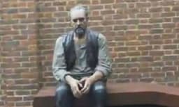 റെയില്‍വേ സ്‌റ്റേഷനില്‍ മഞ്ഞില്‍ തണുത്തുറഞ്ഞ് ഒരാള്‍ ; സംഭവത്തിന്റെ യാഥാര്‍ത്ഥ്യം ഇങ്ങനെ
