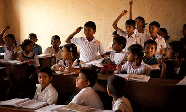 സ്‌കൂളുകളില്‍ കുട്ടികളുടെ ഫോട്ടോ വച്ചുള്ള പരസ്യബോര്‍ഡുകള്‍ക്ക് വിലക്കേര്‍പ്പെടുത്തി ബാലവകാശ കമ്മീഷന്‍