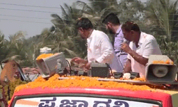 പ്രചരണയാത്രയ്ക്കിടയില്‍ ജനക്കൂട്ടത്തില്‍ 500 ന്റെ നോട്ട് വിതറി ; കോണ്‍ഗ്രസ് നേതാവ് ഡി.കെ. ശിവകുമാര്‍