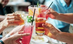  ശരീരം കൂടുതല്‍ വെള്ളം ആവശ്യപ്പെടുന്നുണ്ടോ? വീട്ടില്‍ തയാറാക്കാന്‍ പറ്റുന്ന ചില സമ്മര്‍ ഡ്രിങ്കുകള്‍
