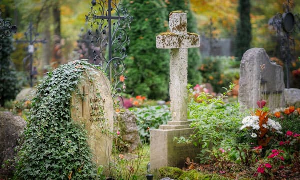 ഇഷ്ടികയും സിമന്റും ഉപയോഗിച്ച് പുതുതായി നിര്‍മിച്ച ഒരു ശവക്കല്ലറ, സമീപത്ത് രക്തക്കറ; കല്ലറയിലടച്ച സ്ത്രീയ്ക്ക് രക്ഷകരായി മാറി പോലീസുകാര്‍