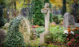 ഇഷ്ടികയും സിമന്റും ഉപയോഗിച്ച് പുതുതായി നിര്‍മിച്ച ഒരു ശവക്കല്ലറ, സമീപത്ത് രക്തക്കറ; കല്ലറയിലടച്ച സ്ത്രീയ്ക്ക് രക്ഷകരായി മാറി പോലീസുകാര്‍