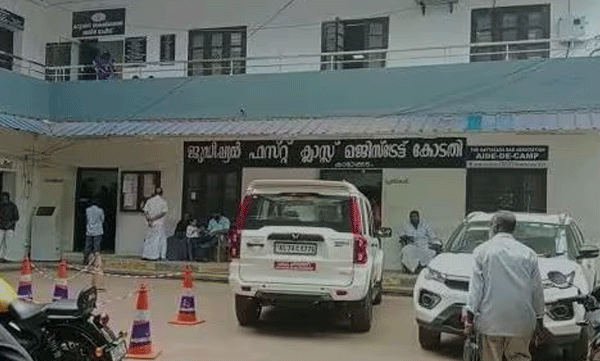സാമ്പത്തിക തട്ടിപ്പ്: കൂട്ടുപ്രതിയായ സ്ത്രീയ്‌ക്കൊപ്പം കോടതിയില്‍ എത്തിയ ഭര്‍ത്താവിന് ഭാര്യയുടെ മര്‍ദ്ദനം
