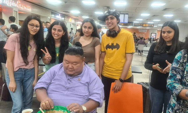 ‘പെണ്‍കുട്ടികളെ, സത്യമായിട്ടും ഞാന്‍ നിങ്ങളെ അവഗണിക്കുന്നതല്ല, എന്റെ ഭക്ഷണം നോക്കിയിരുന്ന് പോയതാണ്' വൈറലായി നാഗാലാന്റ് മന്ത്രിയുടെ പോസ്റ്റ്