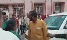 ബിജെപി നേതാവ് കാര്‍ പാര്‍ക്ക് ചെയ്തത് റോഡില്‍ ; ഗതാഗതക്കുരുക്കില്‍പ്പെട്ട ആംബുലന്‍സില്‍ നെഞ്ചുവേദന രോഗിക്ക് ദാരുണാന്ത്യം ; പരാതിക്കാരെ ‘തീര്‍ത്തുകളയു’ മൊന്ന് ബന്ധുക്കളെ  ഭീഷണിപ്പെടുത്തി