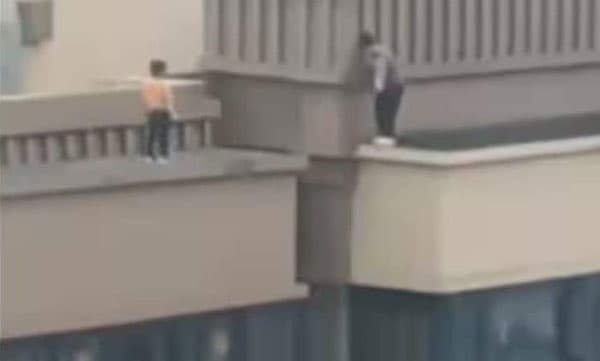 27 നിലകളുള്ള കെട്ടിടത്തില്‍ ഒന്നില്‍ നിന്ന് മറ്റൊന്നിലേക്ക് ചാടി കളിയ്കുന്ന കുട്ടികള്‍ ; വീഡിയോ വൈറല്‍
