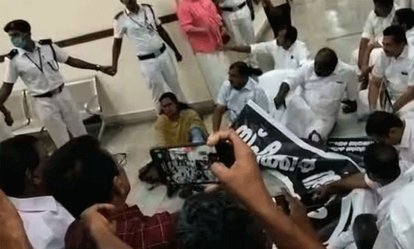 നിയമസഭ സംഘർഷം: അനുമതി ഇല്ലാതെ ദൃശ്യം പകർത്തിയതിന്കാരണം കാണിക്കൽ നോട്ടീസ്

