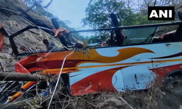 മഹാരാഷ്ട്രയില്‍ ബസ് കൊക്കയിലേക്ക് മറിഞ്ഞ്  12 മരണം, 25 പേര്‍ക്ക് പരിക്ക് 