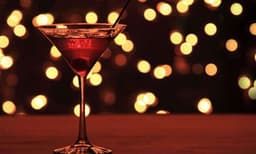 സ്വന്തം രക്തം  കോക്‌ടെയിലില്‍ കലര്‍ത്തി കുടിക്കാന്‍ നല്‍കി കഫേ ജീവനക്കാരി: പിന്നീട് സംഭവിച്ചത്..