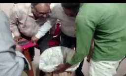 ഭാര്യയെ കടിച്ച പാമ്പിനെ ആശുപത്രിയിലെത്തിച്ച് ഭര്‍ത്താവ് : കാരണം കേട്ട് അമ്പരന്ന് കാണികള്‍
